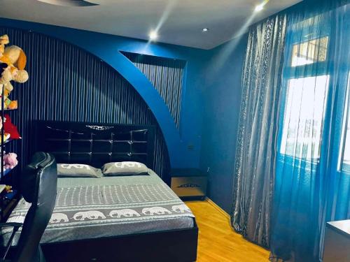 ポティにあるApartment in potiの青い壁のベッドルーム1室