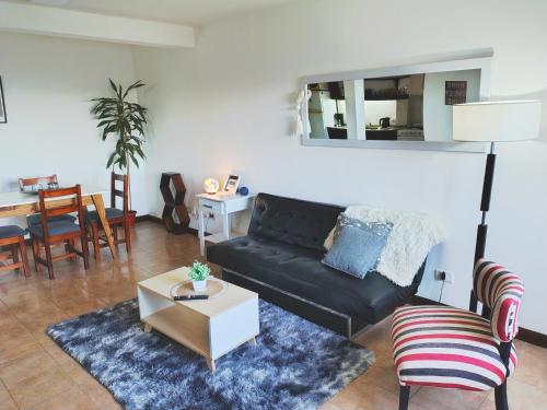 Posezení v ubytování Espectacular departamento con vista panoramica a las montañas y canal zona centrica