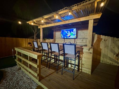 Μια τηλεόραση ή/και κέντρο ψυχαγωγίας στο Downtown Historic St Augustine! Quality, Comfort, Hospitality, FUN! putt putt