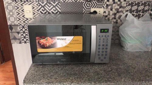 Un horno microondas con un recipiente con comida dentro. en Departamento independiente, en Sucre