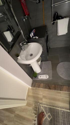 Łazienka z umywalką i białą umywalką w obiekcie شقه فندقية الخيال w mieście Dżudda