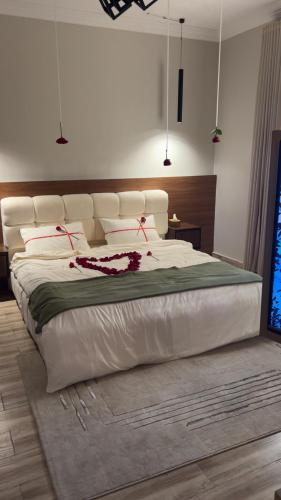 sypialnia z dużym białym łóżkiem w pokoju w obiekcie شقه فندقية الخيال w mieście Dżudda