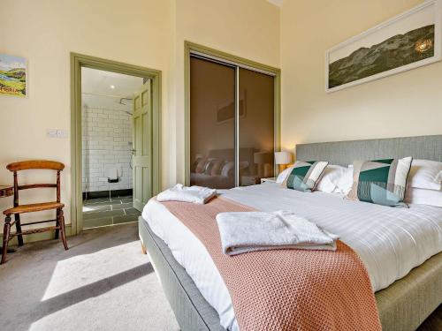 Ένα ή περισσότερα κρεβάτια σε δωμάτιο στο 4 Bed in Buttermere SZ090