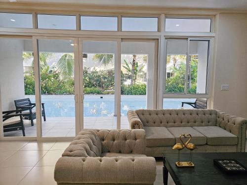 Πισίνα στο ή κοντά στο Exquisite Barbados Townhome