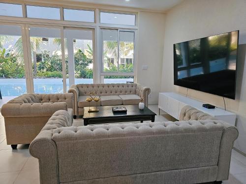 Μια τηλεόραση ή/και κέντρο ψυχαγωγίας στο Exquisite Barbados Townhome