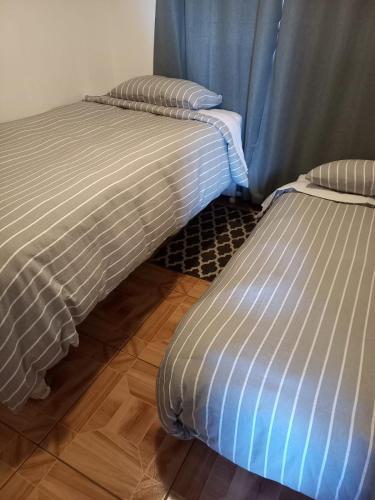two beds sitting next to each other in a room at Departamento en Quillota in Quillota