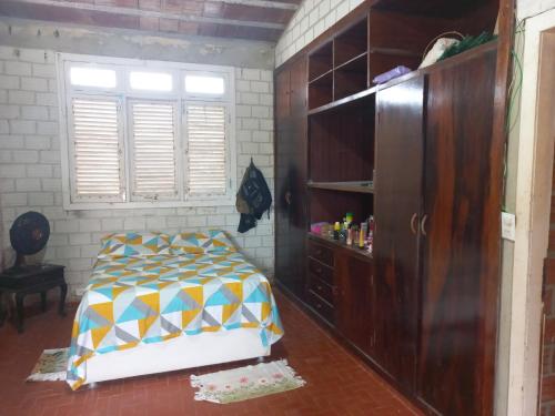 Pé na areia vista maravilhosa!房間的床