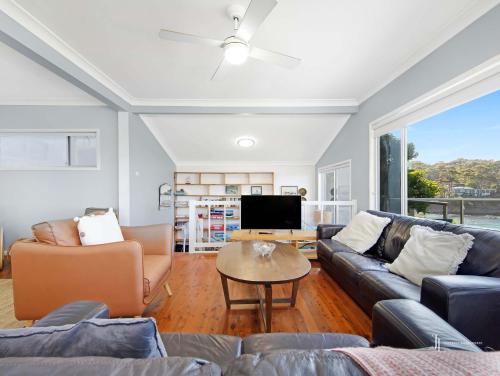 TV a/nebo společenská místnost v ubytování Malua Bay Waterfront Pet Friendly Cottage with WiFi