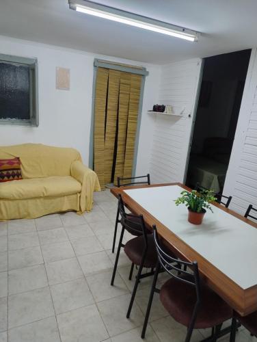 un salon avec une table et un canapé dans l'établissement La casona Segunda Usina, à Embalse