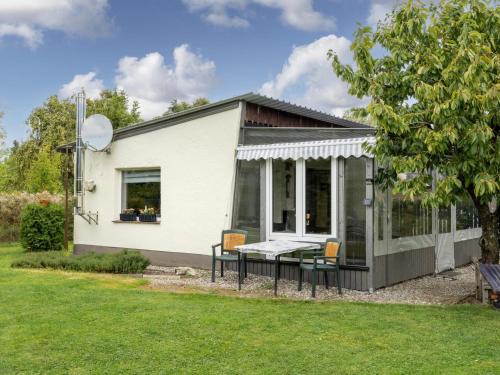 a small white house with a table and chairs at Nelson in Jabel