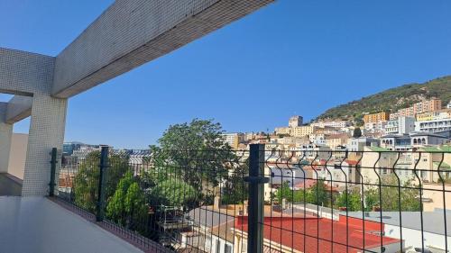 CENTRaL Gem 3Bdr, Balcony &Views