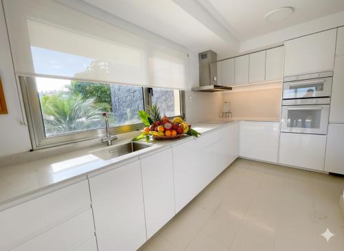 Η κουζίνα ή μικρή κουζίνα στο Luxury Oceanview Villa de Nava with heated private pool