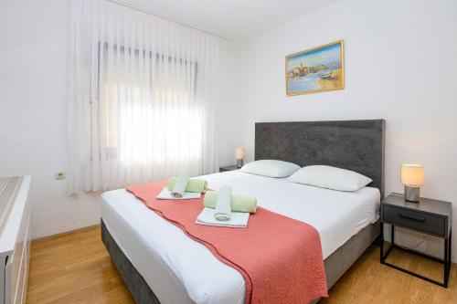 Ένα ή περισσότερα κρεβάτια σε δωμάτιο στο Apartments by the sea Rogoznica - 24889