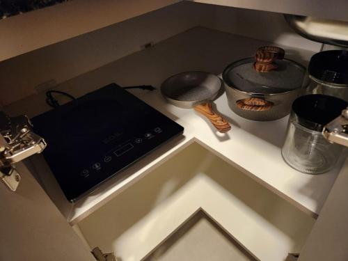 a kitchen counter with a laptop on a counter top at Flat Serra fácil acesso a Savassi l Cozinha Completa l Novo l Área Nobre de BH in Belo Horizonte