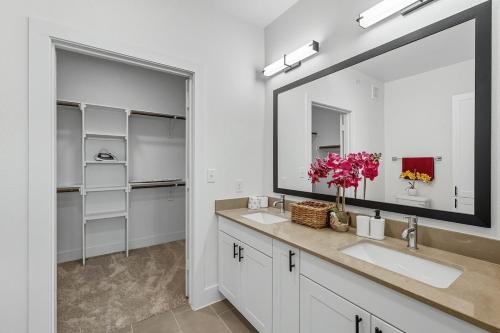 Fotografie z fotogalerie ubytování 412 Stylish 2B2B Resort Style Pool & Gym, Golf Simulator, 7M to Dickies Stadium, 15M to AT&T stadium v destinaci Fort Worth