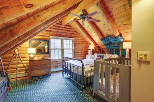 une chambre avec un lit dans une cabane en rondins dans l'établissement Accord Vacation Rental with Pool and Hot Tub!, à Accord