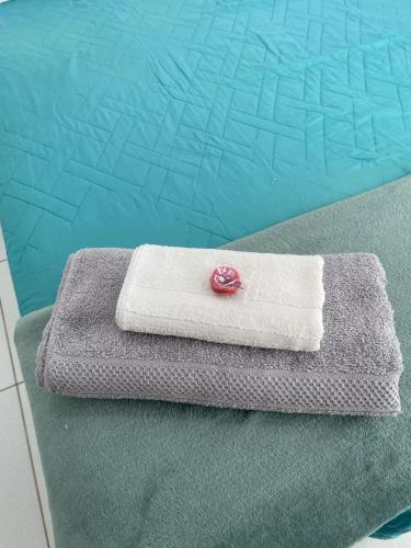 a towel sitting on a table next to a swimming pool at Apartamento dois quartos acolhedor prox Hospital Regional e Rodoviária in Santo Antônio de Jesus