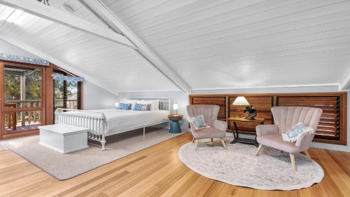 Ένα ή περισσότερα κρεβάτια σε δωμάτιο στο Magpie Loft - The Vintage Holiday House