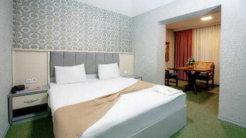 Postel nebo postele na pokoji v ubytování Alis Business Hotel baku