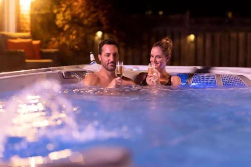 Clientes alojados en Hydropool Spa Hot Tub Bowling Alley Patio BBQ Games