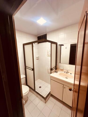 O baie la Apartamento muy cómodo cerca del Hospital