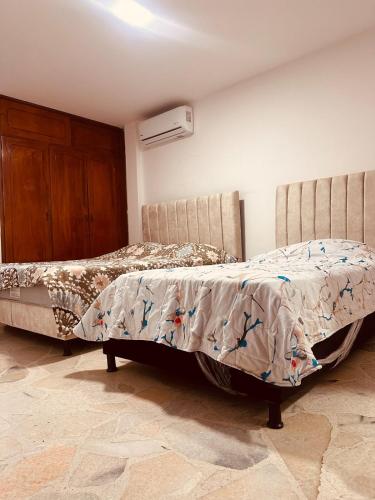 Un pat sau paturi într-o cameră la Apartamento muy cómodo cerca del Hospital