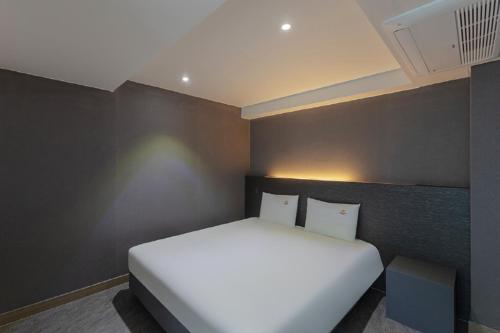 Una cama o camas en una habitación de Sun Cloud Hotel