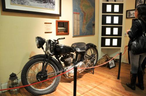 a woman looking at a motorcycle in a museum at Lihuel AG in Alta Gracia
