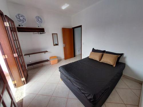 a bedroom with a large bed in a room at Flat Refúgio das Bermudas in Ilha Comprida