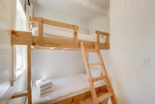 Postel nebo postele na pokoji v ubytování Tahoe Mountain Inn