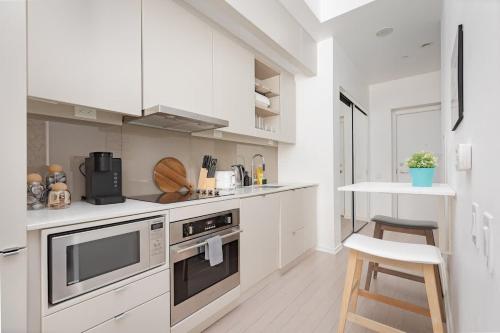 Η κουζίνα ή μικρή κουζίνα στο Chic 1BR King Suite TOs Entertainment District