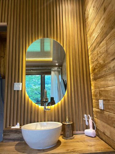 Un baño con un lavabo grande y un espejo. en Infinity Villa and Resto, en Tembuku
