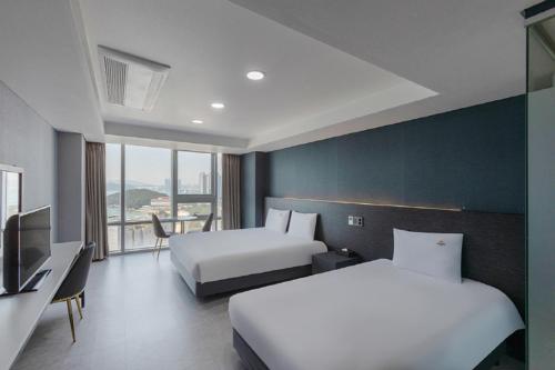 Una cama o camas en una habitación de Sun Cloud Hotel