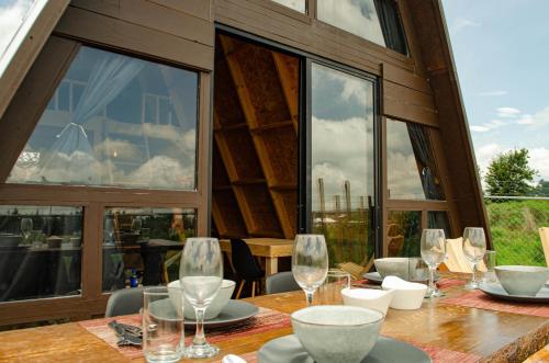 a dining room with a table with wine glasses at Cabaña misha in Chignahuapan
