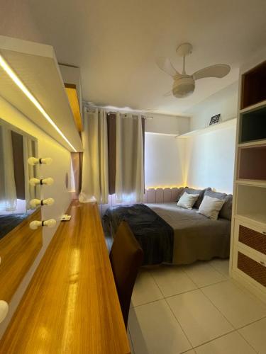 a bedroom with a bed and a window at Apartamento completo ao lado do Riocentro - Rock in Farmasi Arena, Parque Olímpico in Rio de Janeiro