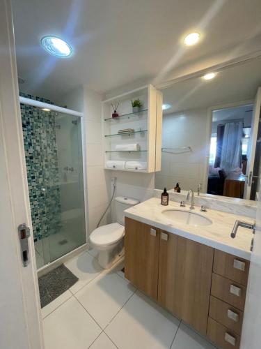 a bathroom with a toilet and a sink and a shower at Apartamento completo ao lado do Riocentro - Rock in Farmasi Arena, Parque Olímpico in Rio de Janeiro