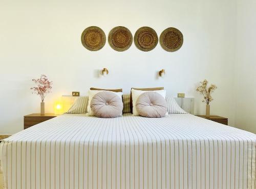 Un dormitorio con una cama grande con almohadas. en Villa Flamingo, en Arguineguín