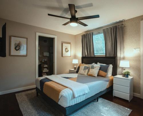 une chambre avec un lit avec un ventilateur de plafond dans l'établissement Pet-Friendly Southside Getaway - Sleeps 12, à Pittsburgh