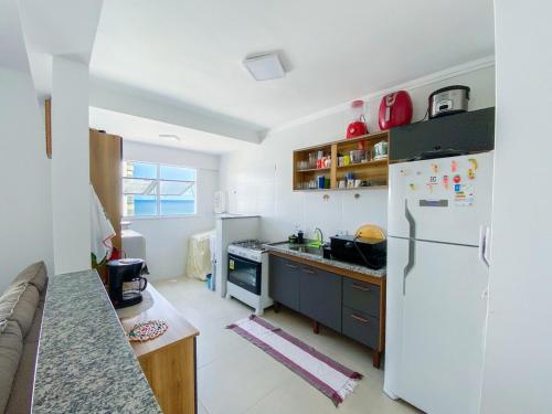 Η κουζίνα ή μικρή κουζίνα στο Apartamento Alto padrão 2 suites com Vista para o Mar