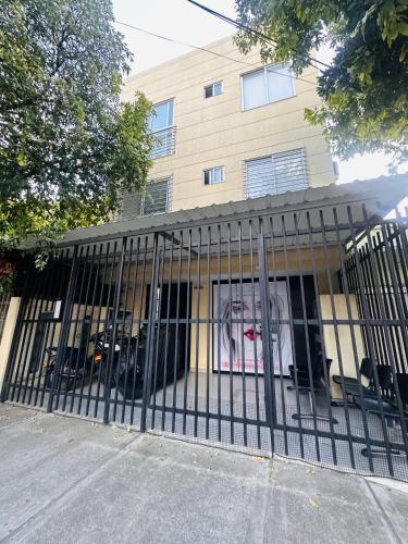 a wrought iron fence in front of a building at Hermoso apartamento con Aire Acondicionado Cerca al Hospital de Neiva in Neiva