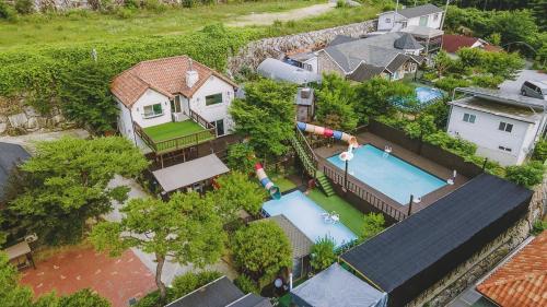 an aerial view of a house with a swimming pool at Gapyeong Daon Dokchae Pension in Gapyeong