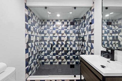 Φωτογραφία από το άλμπουμ του Modern Parkdale Getaway 1-Bedroom Parking στο Τορόντο