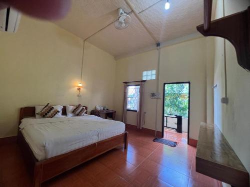 Ένα ή περισσότερα κρεβάτια σε δωμάτιο στο The Mixai Villa Hotel