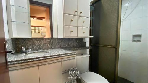 Koupelna v ubytování Apto central em Torres - Apenas 250 mts do mar - Ar condicionado - TV Smart - Wifi - Roupa de cama e Banho - Garagem - Cozinho completa - Aceita Pet