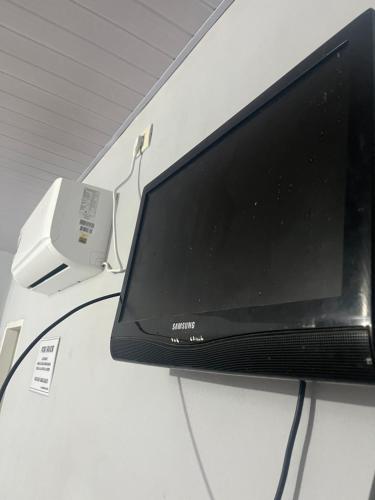 Una televisión o centro de entretenimiento en Hospedaje LR