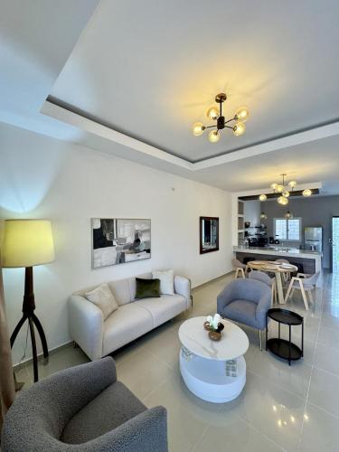 Casa amplia y elegante cerca del Aeropuerto Palmerola