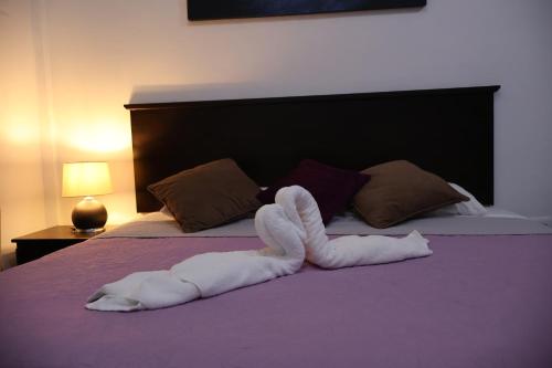 two swans made out of towels on a bed at HOKAB in Cenote Azul
