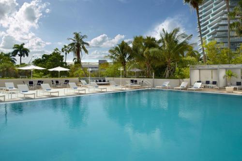 Πισίνα στο ή κοντά στο Courtyard Miami Coconut Grove