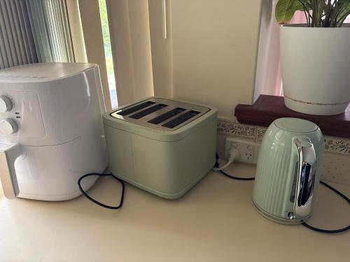a toaster and a toaster sitting on a counter at SPACIOUS JANDAKOT HOUSE FOR FAMILY AND BUSINESs in Perth