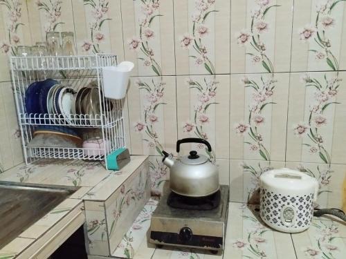 una cucina con bollitore per tè e piano cottura di 563 Homestay Jogja a Ngabean